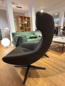 Leolux Loungesessel|Sessel Caruzzo Plus Stoff Apollo Dunkelgrau Braun Drehgestell Schwarz Lackiert Inklusive Hocker