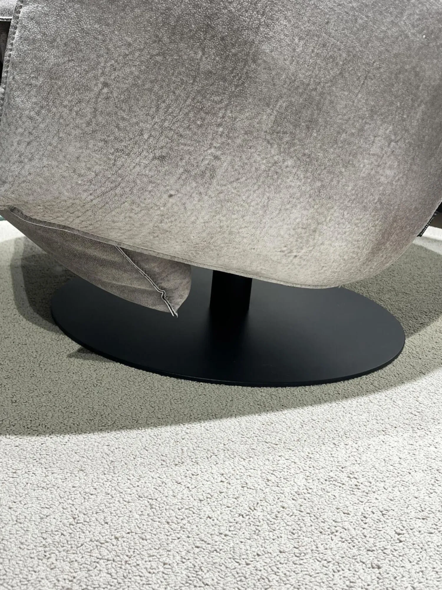 Bullfrog Relaxsessel|Sessel Charles Leder Crazy Nubuk Beige Grau 2510 41 Platte Rund Schwarz Matt Pulverbeschichtet Inklusive Nackenkissen