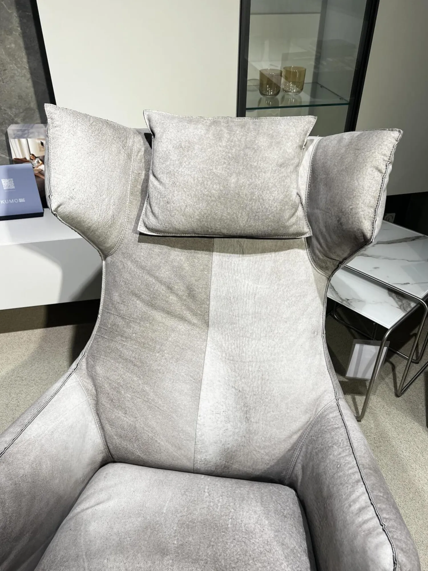 Bullfrog Relaxsessel|Sessel Charles Leder Crazy Nubuk Beige Grau 2510 41 Platte Rund Schwarz Matt Pulverbeschichtet Inklusive Nackenkissen