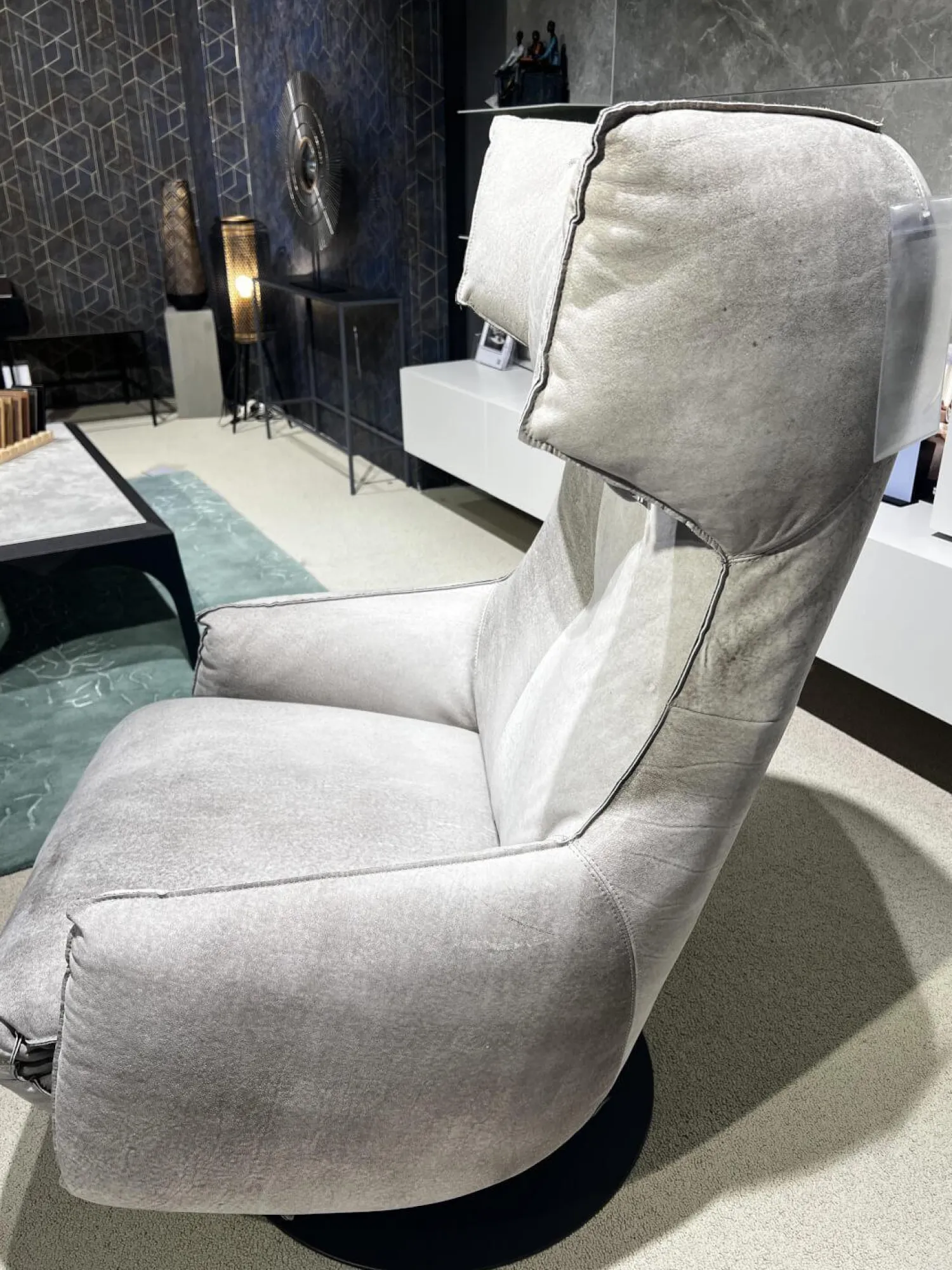 Bullfrog Relaxsessel|Sessel Charles Leder Crazy Nubuk Beige Grau 2510 41 Platte Rund Schwarz Matt Pulverbeschichtet Inklusive Nackenkissen