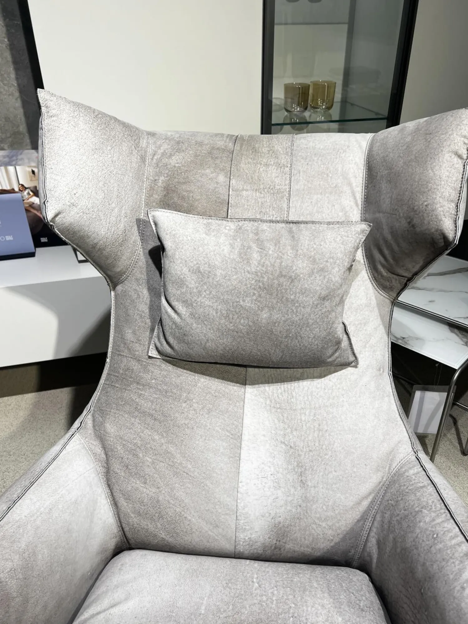 Bullfrog Relaxsessel|Sessel Charles Leder Crazy Nubuk Beige Grau 2510 41 Platte Rund Schwarz Matt Pulverbeschichtet Inklusive Nackenkissen