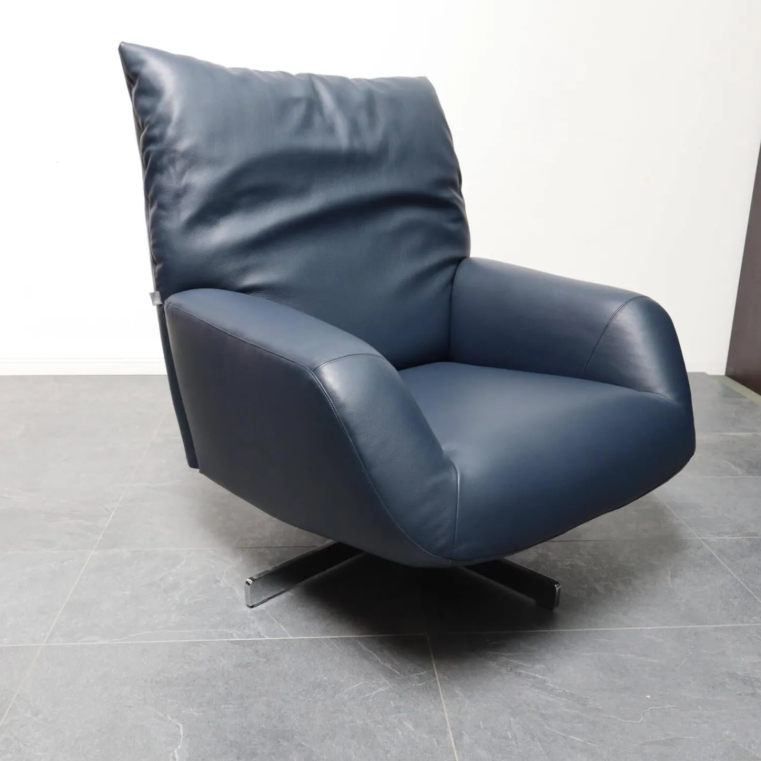 Edra Loungesessel|Sessel Chiara Bezug Leder P 9165 78 Dunkelblau Drehgestell Metall Verchromt