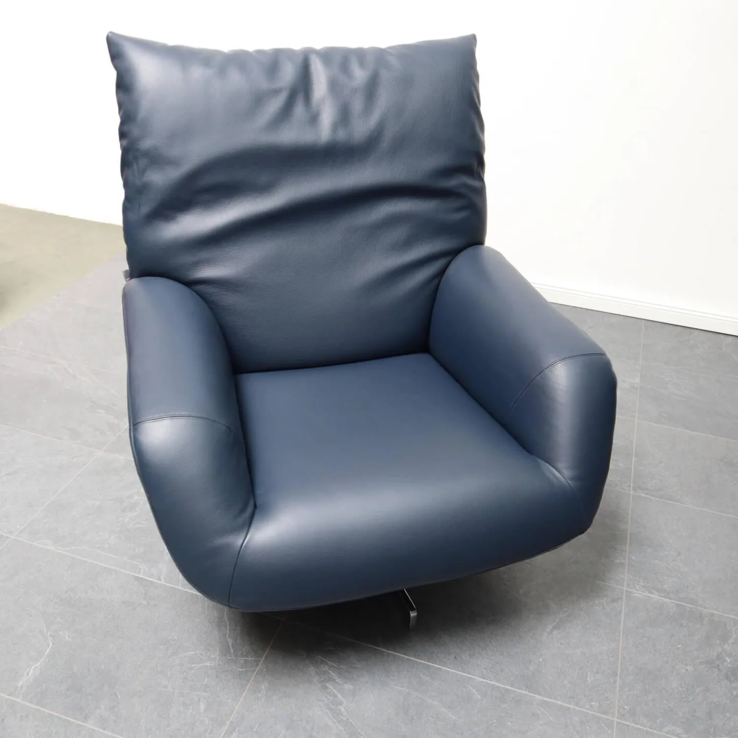 Edra Loungesessel|Sessel Chiara Bezug Leder P 9165 78 Dunkelblau Drehgestell Metall Verchromt