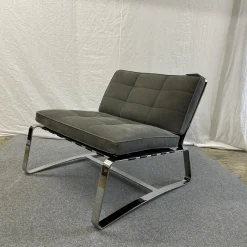 Minotti Loungesessel|Sessel Delaunay Quilt Nubukleder 11 Carbone Grau Kernledergurte Schwarz Gestell Glänzend Chrom