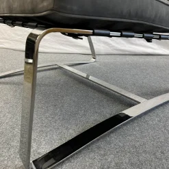 Minotti Loungesessel|Sessel Delaunay Quilt Nubukleder 11 Carbone Grau Kernledergurte Schwarz Gestell Glänzend Chrom