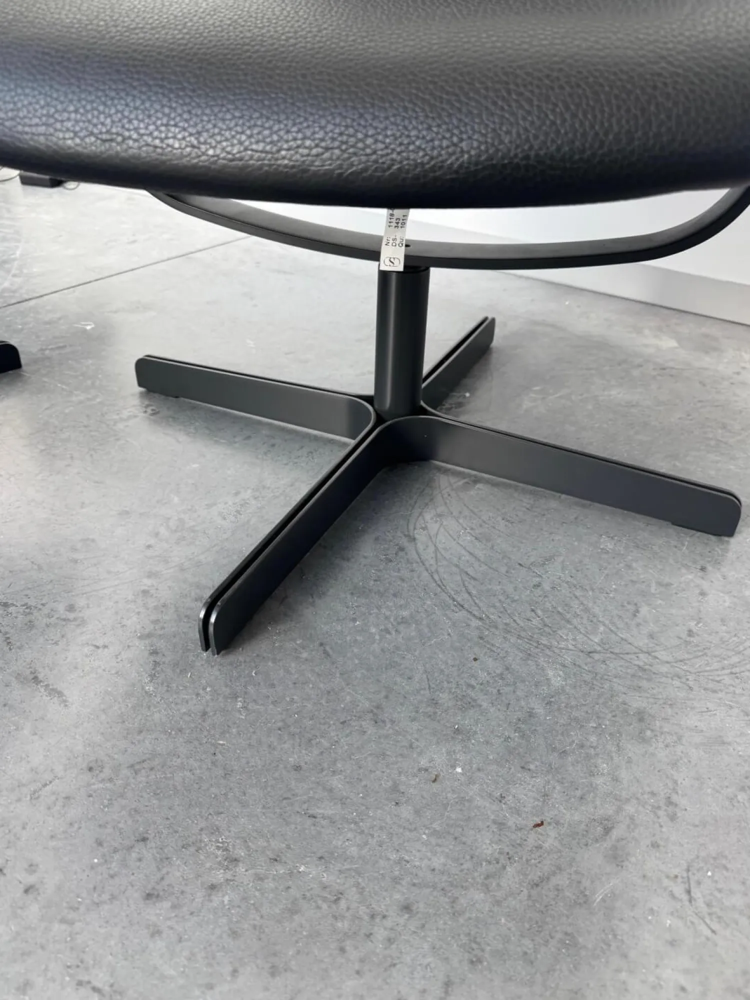 De Sede Relaxsessel|Sessel DS 343 Leder 10 Neck 11 Black Schwarz Gestell Metall Schwarzgrau Inklusive Hocker