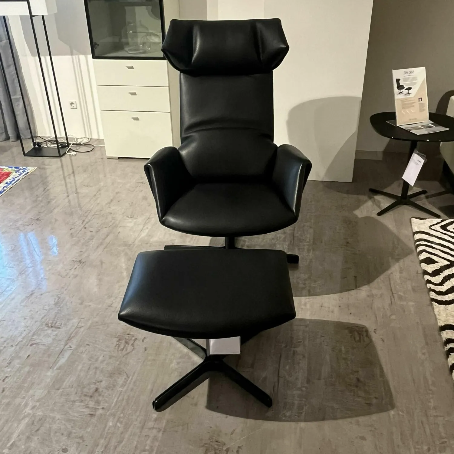 De Sede Loungesessel|Sessel DS-0343/DS-0344 Leder Black 4-Sternfuß aus Aluminium Pulverbeschichtet mit Hocker