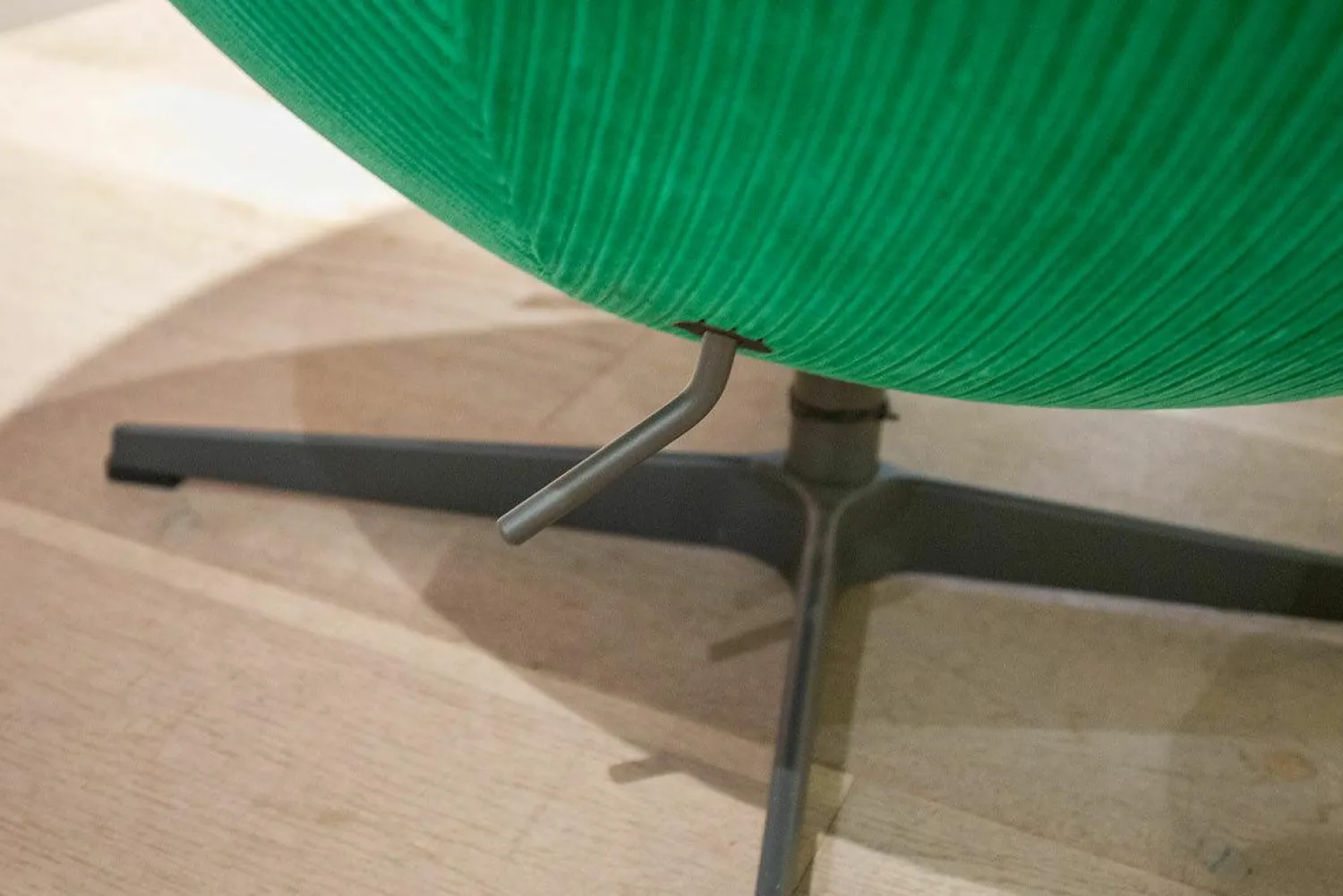 Fritz Hansen Loungesessel|Sessel Egg Chair Stoff Special Fabric Phlox 0933 Green Grün Gestell Warm Graphite Lackiert Grau