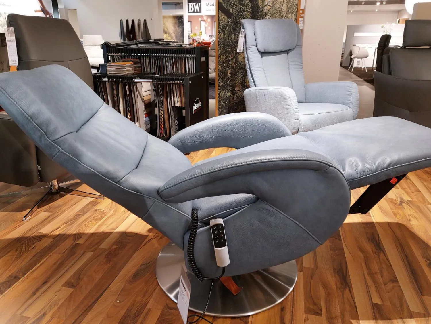 Steinpol Relaxsessel|Sessel EM Plauen Leder Punch Greyblue Grau Blau Drehteller Edelstahl Mit Motorischer Verstellung