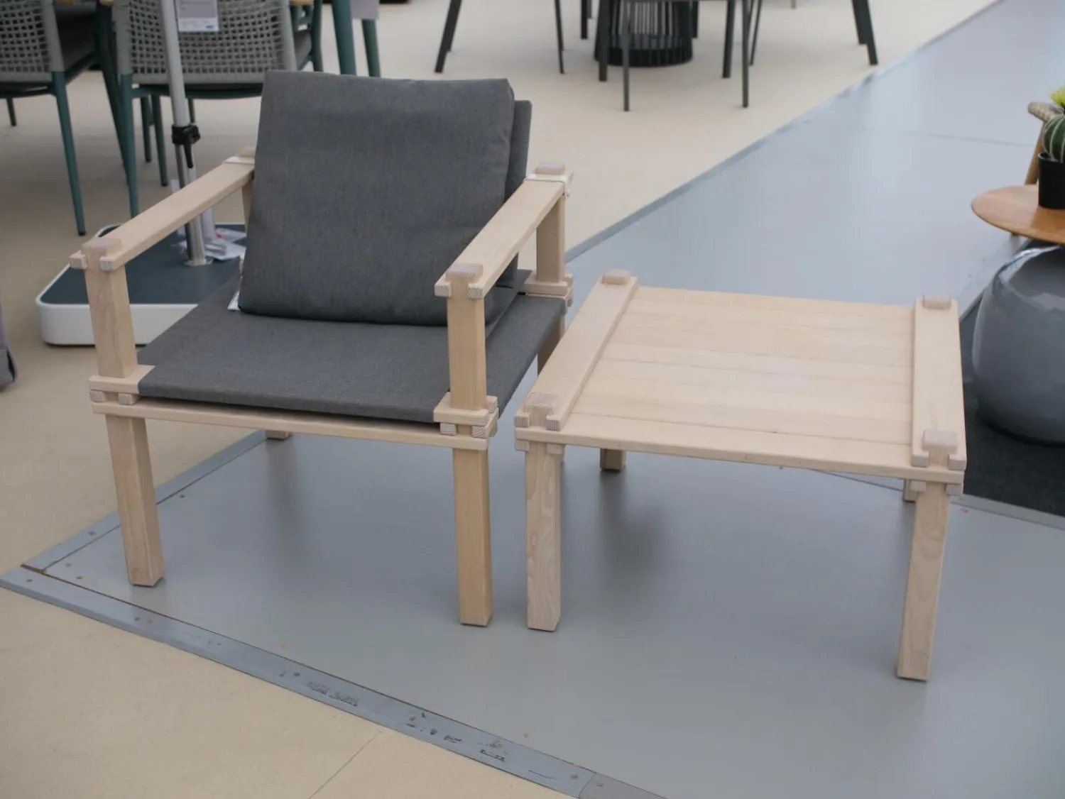 COR Gartentische|Gartenstühle|Sessel Farmer Stoff 5091 Mittelgrau Gestell Eiche Natur Geölt Inklusive Tisch