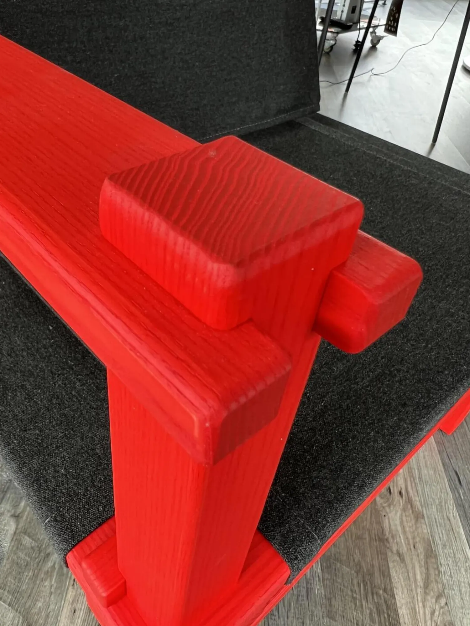 COR Loungemöbel|Sessel Farmer Stoff 5094 Schwarz Gestell Esche Geölt Pulver Rot P150 Mit Kunststoffgleitern Inklusive Tisch