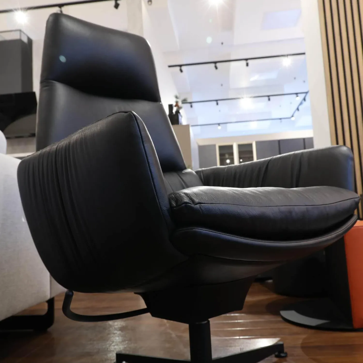 KFF Relaxsessel|Sessel Faye Casual Lounge Leder Sauvage 8105 Schwarz Gestell Metall Schwarz M02 Mit Kunststoffgleitern Inklusive Hocker