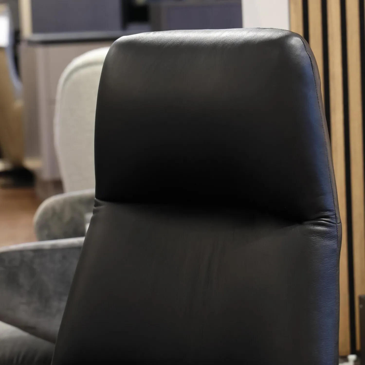 KFF Relaxsessel|Sessel Faye Casual Lounge Leder Sauvage 8105 Schwarz Gestell Metall Schwarz M02 Mit Kunststoffgleitern Inklusive Hocker