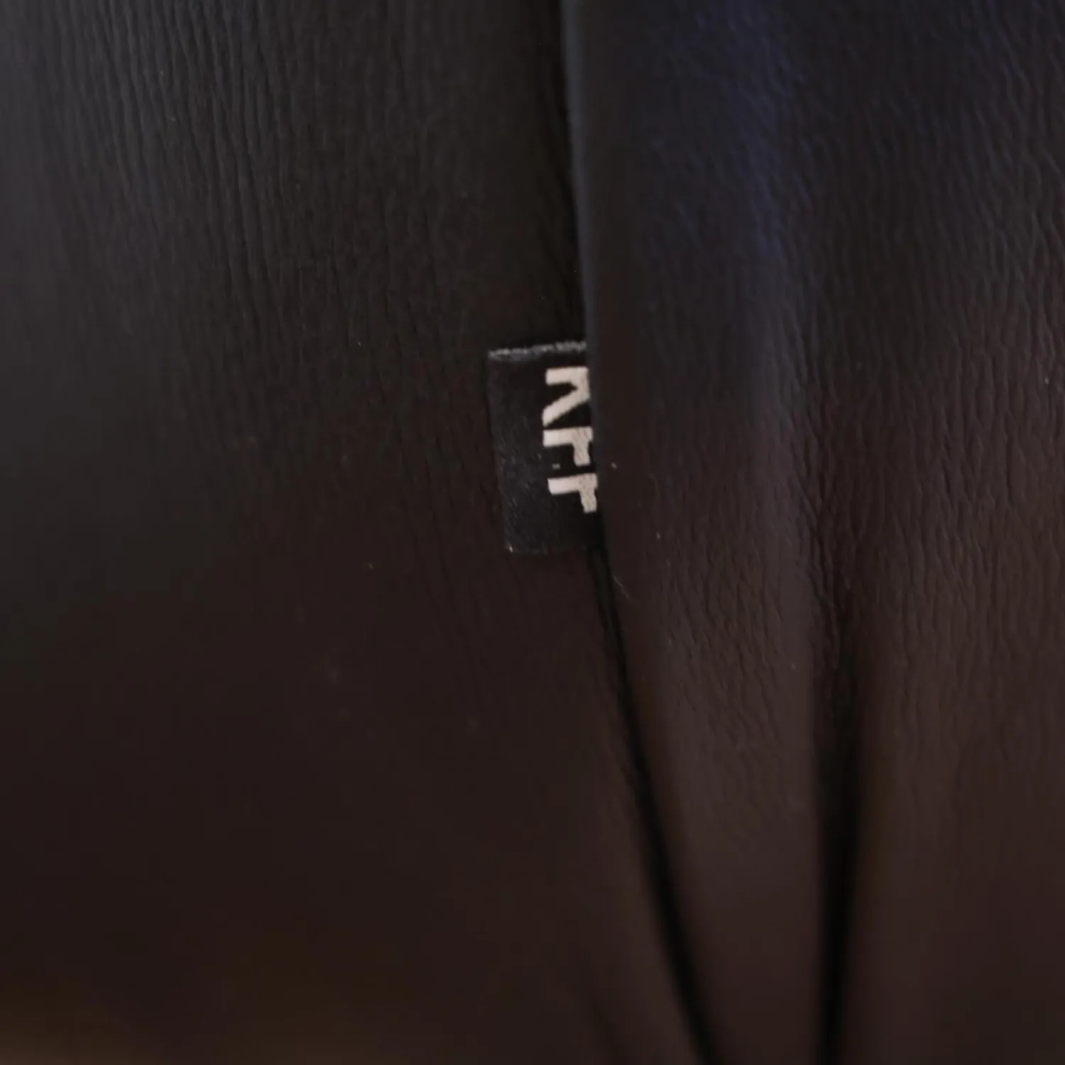 KFF Relaxsessel|Sessel Faye Casual Lounge Leder Sauvage 8105 Schwarz Gestell Metall Schwarz M02 Mit Kunststoffgleitern Inklusive Hocker