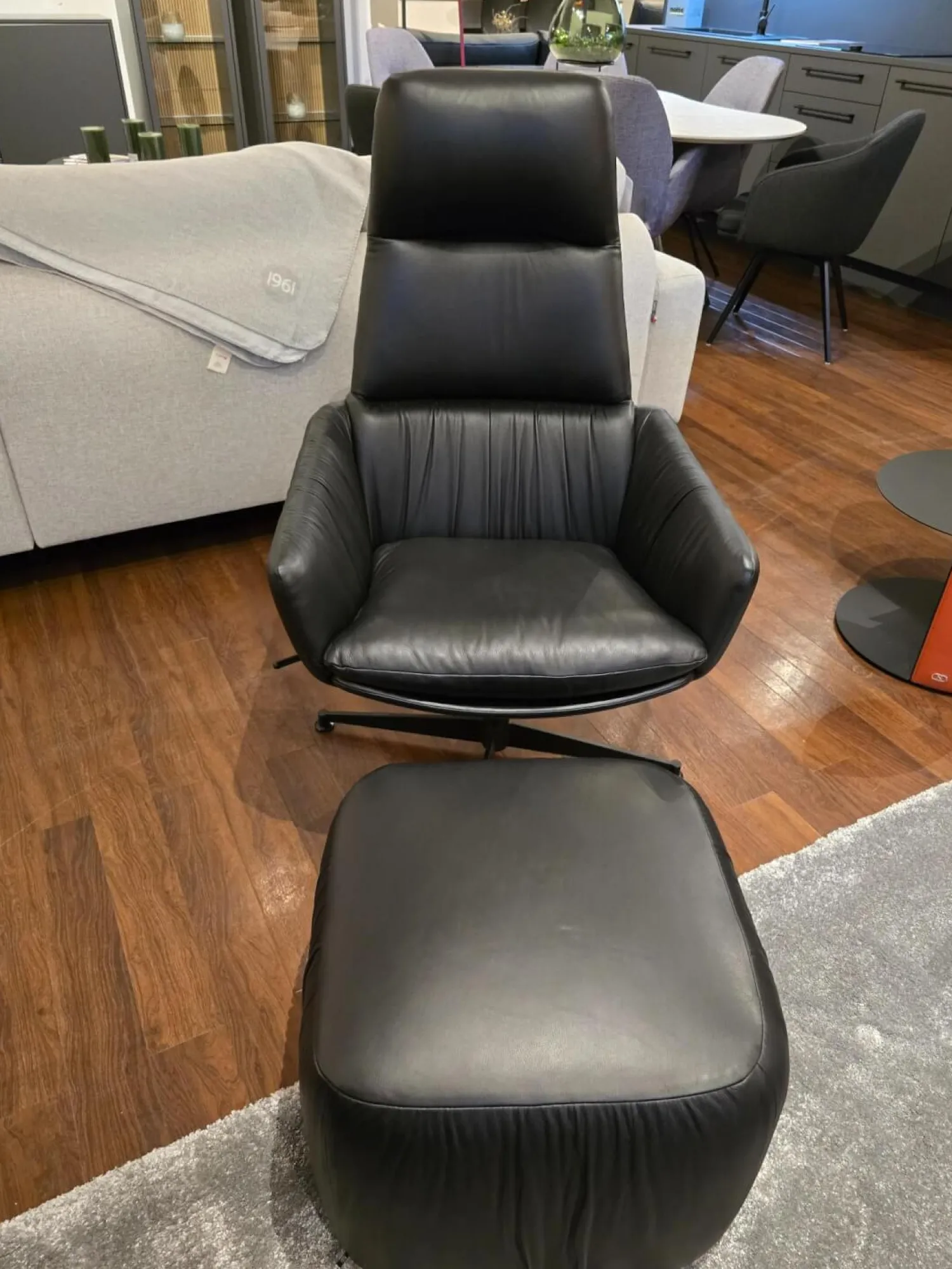 KFF Relaxsessel|Sessel Faye Casual Lounge Leder Sauvage 8105 Schwarz Gestell Metall Schwarz M02 Mit Kunststoffgleitern Inklusive Hocker