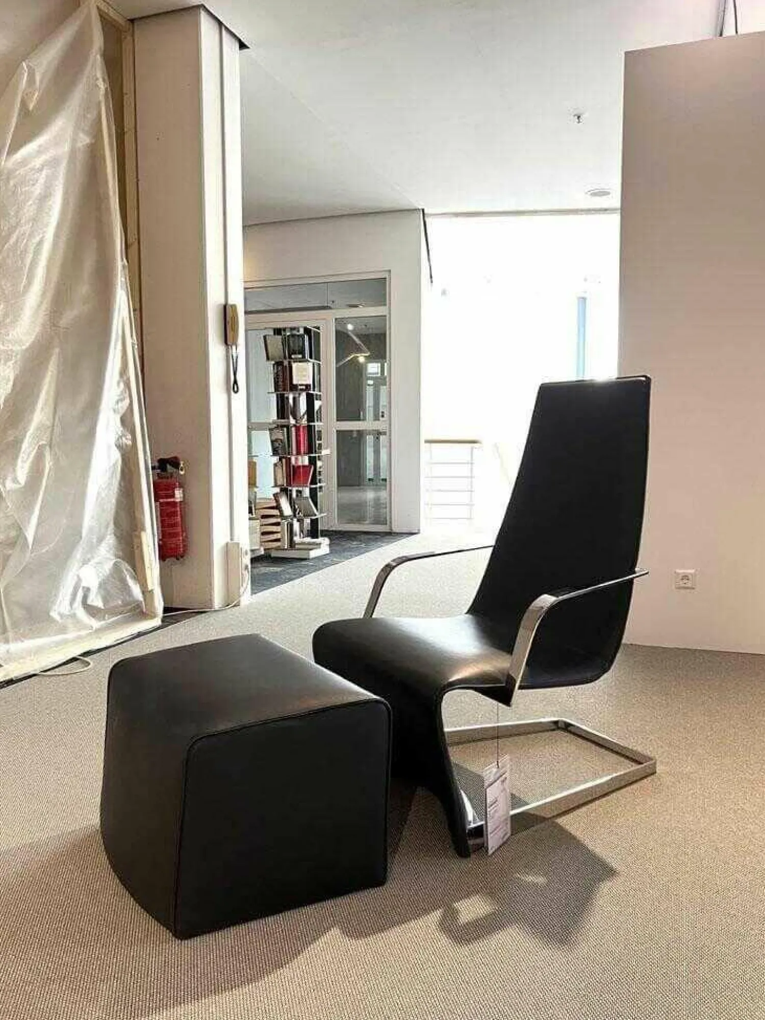 Ligne Roset Relaxsessel|Sessel Flip Leder Toro Noir V Schwarz mit Hocker
