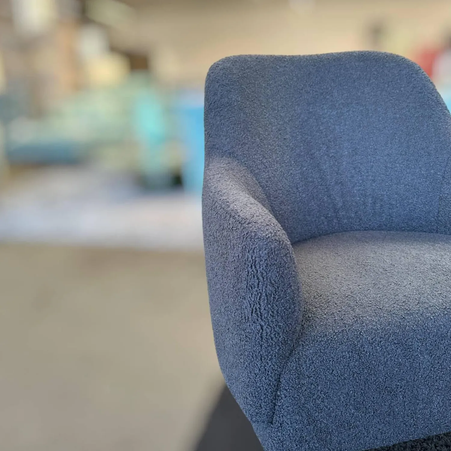 IP Design Loungesessel|Sessel Flow Bezug Chivasso Dunkelblau Füße Esche