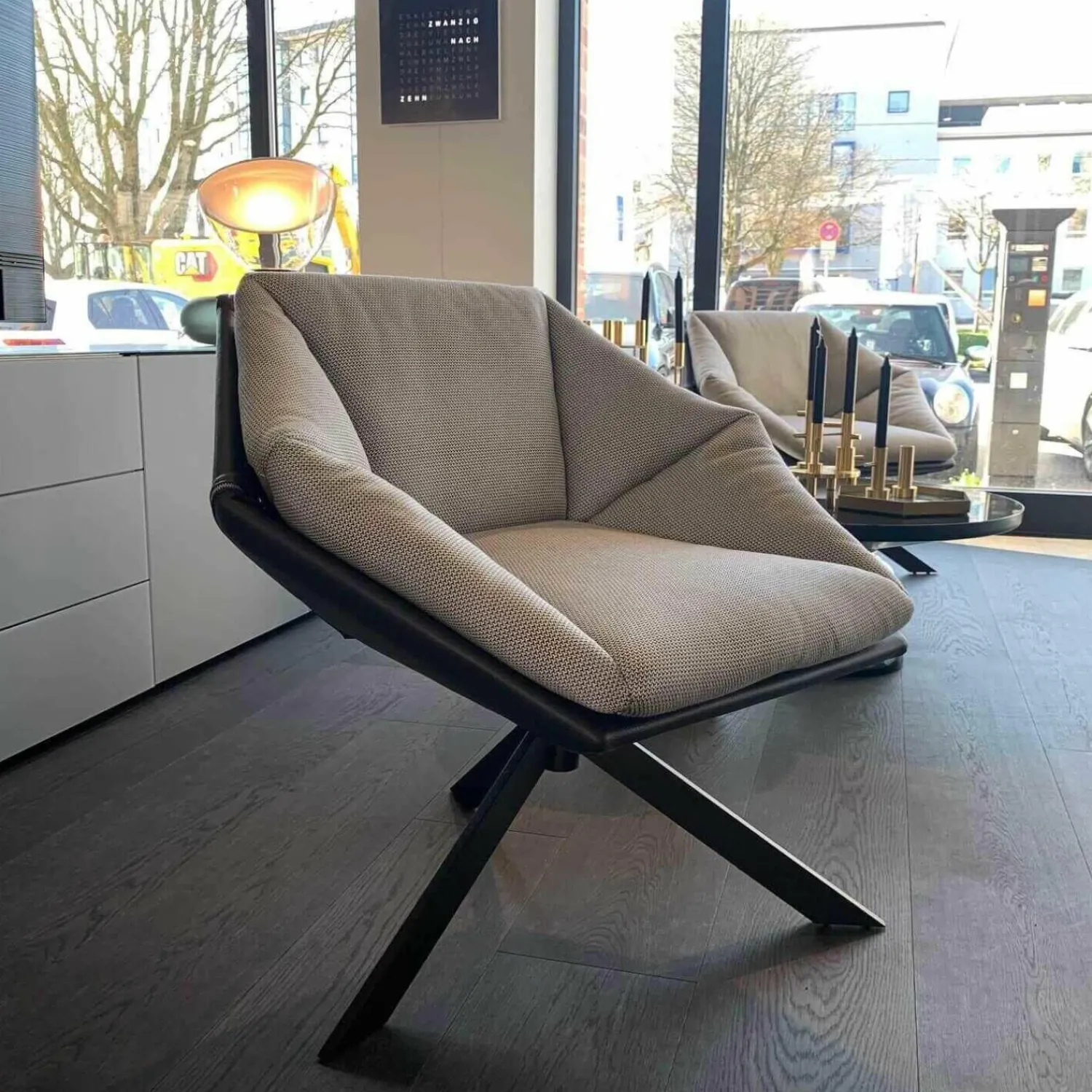 Papadatos Relaxsessel|Sessel Grace Drehbar Stoff Cat.J Villa D'este 02 Grau Gestell Dunkelbraun