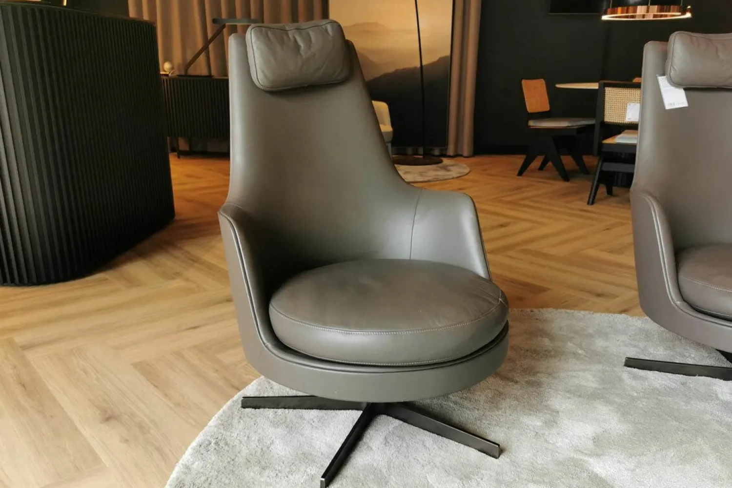 Flexform Relaxsessel|Sessel Guscioalto Leder de Luxe Grau Drehgestell Brüniert inkl. Nackenkissen