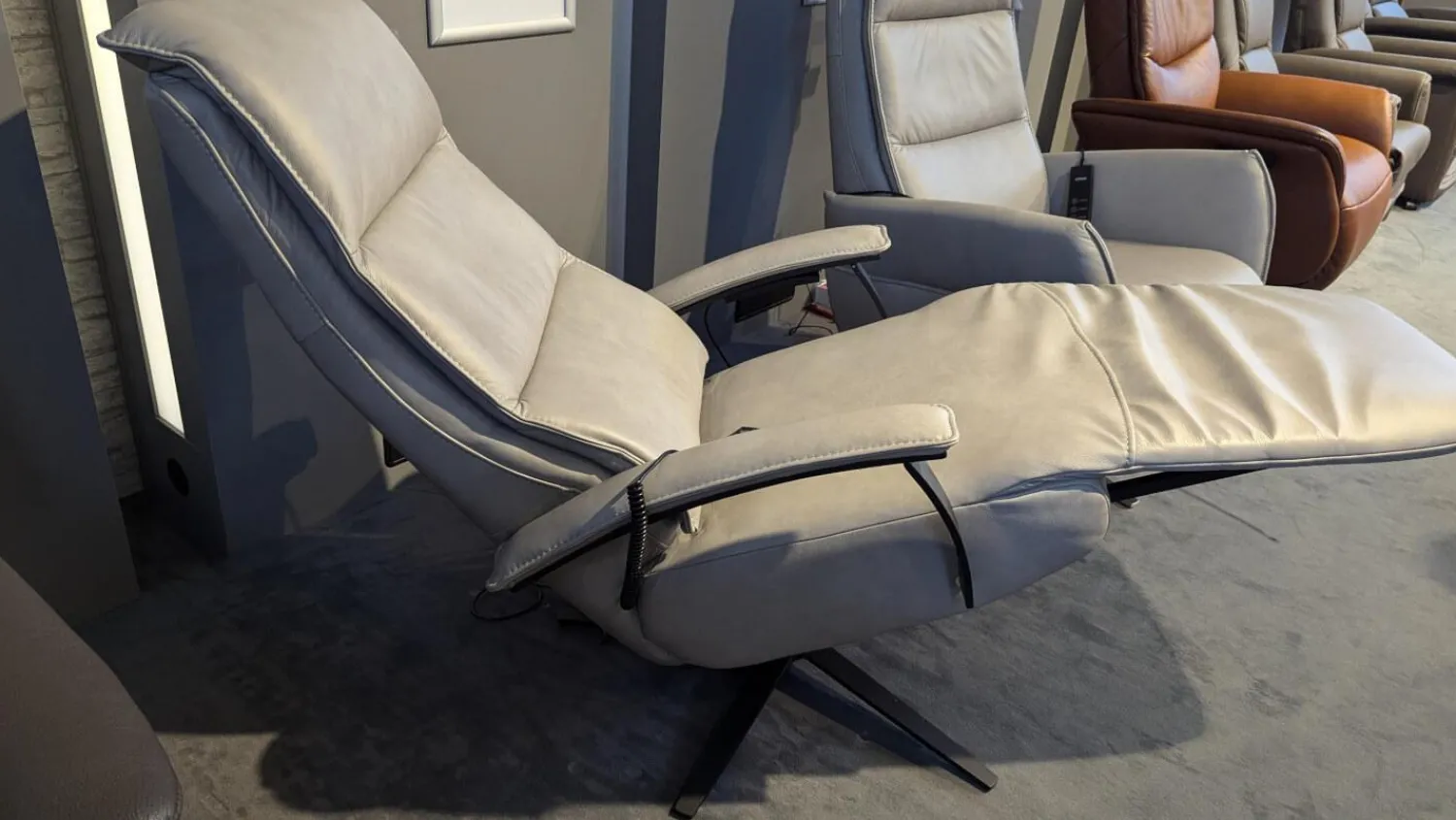 Hukla Relaxsessel|Sessel Hathi Large Leder Cloudy Alu Grau Sternfuß Metall Schwarz Verstellungen 2 Motorisch Mit Herz Waage Inklusive Massagefunktion