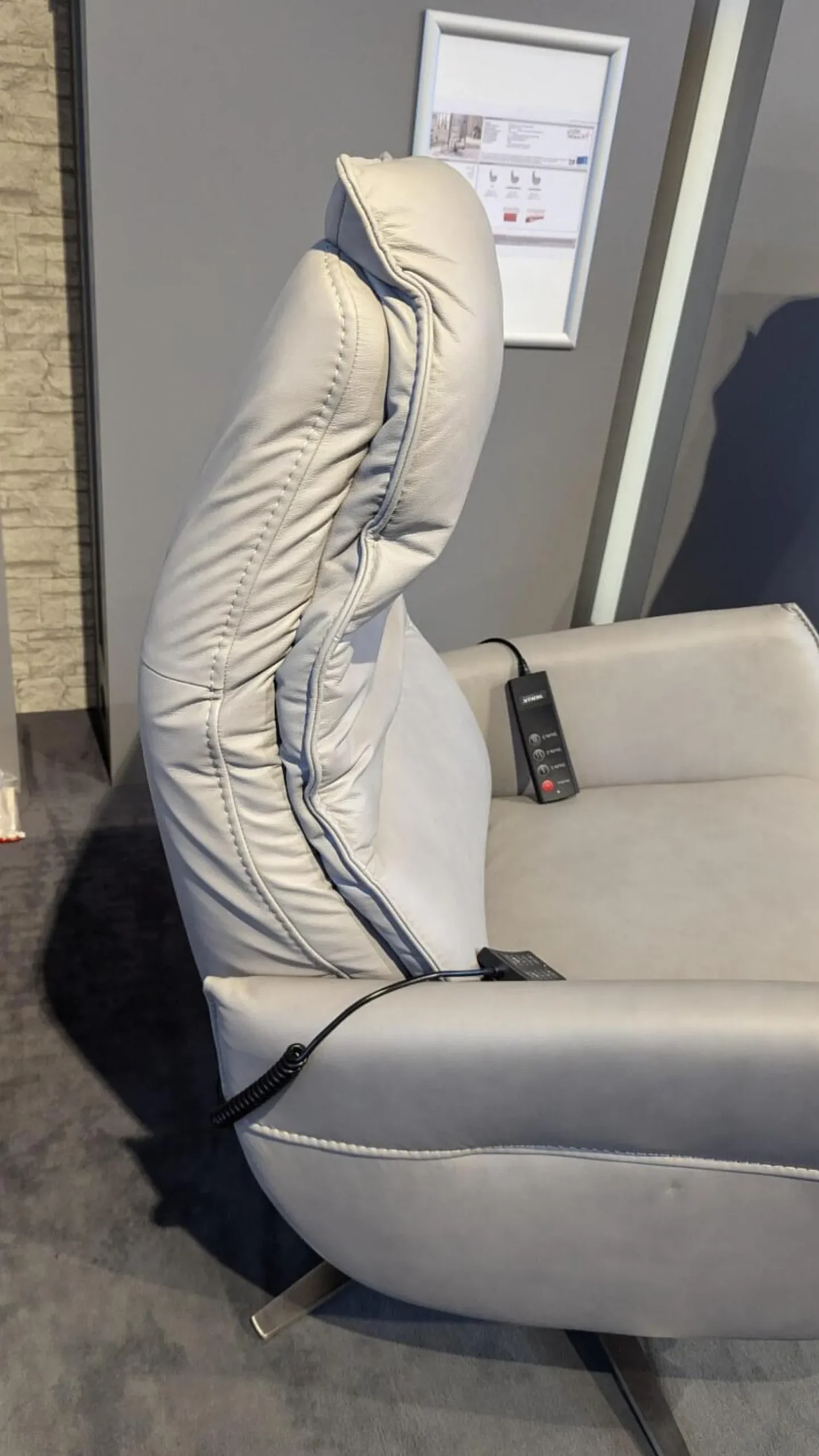 Hukla Relaxsessel|Sessel Hathi Leder Vivre Alu Grau Fuß V4 Edelstahl Mit Verstellung 2 Motorisch Und Aufstehhilfe Sowie Sitz und Rückenheitzung