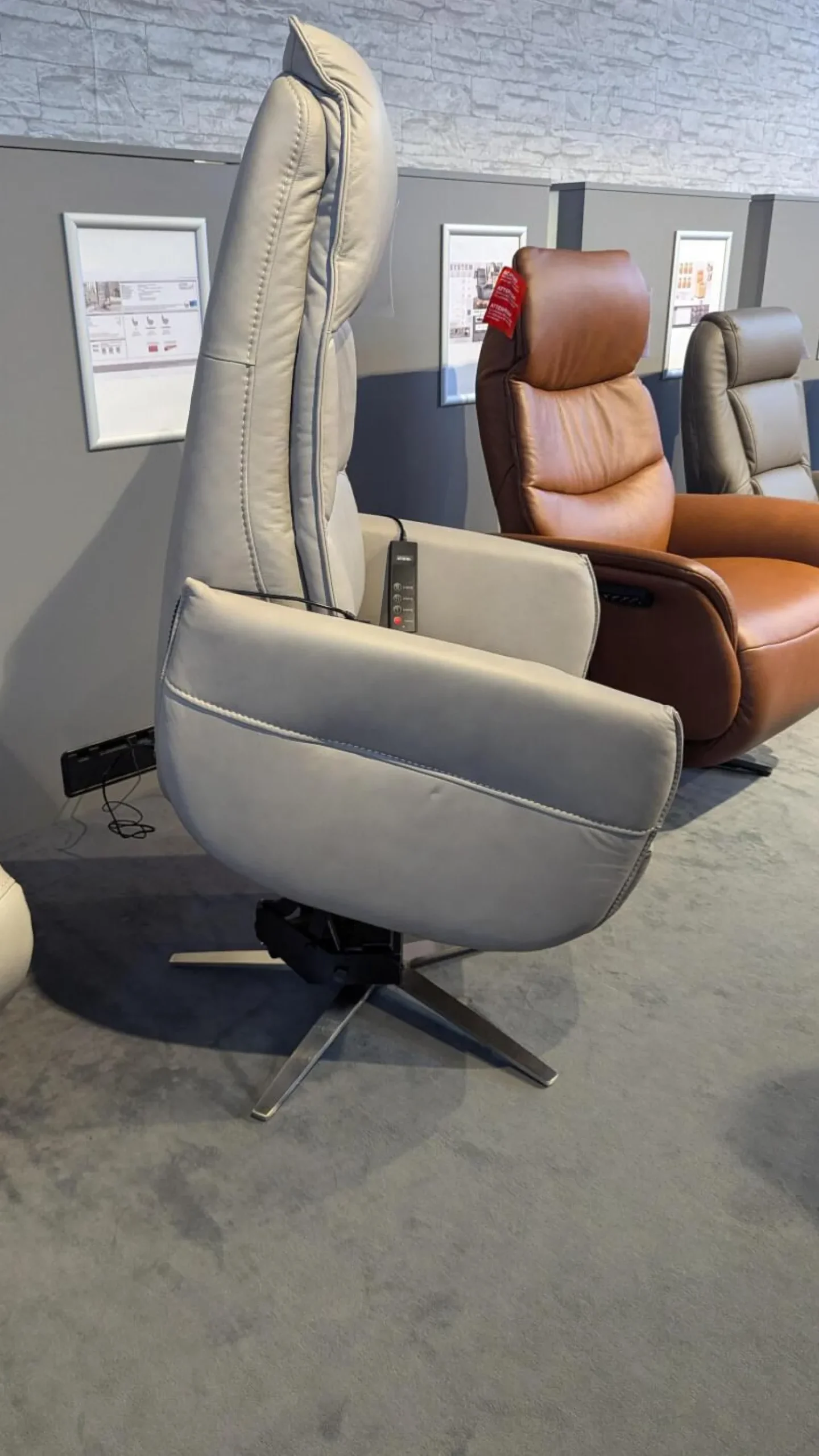 Hukla Relaxsessel|Sessel Hathi Leder Vivre Alu Grau Fuß V4 Edelstahl Mit Verstellung 2 Motorisch Und Aufstehhilfe Sowie Sitz und Rückenheitzung