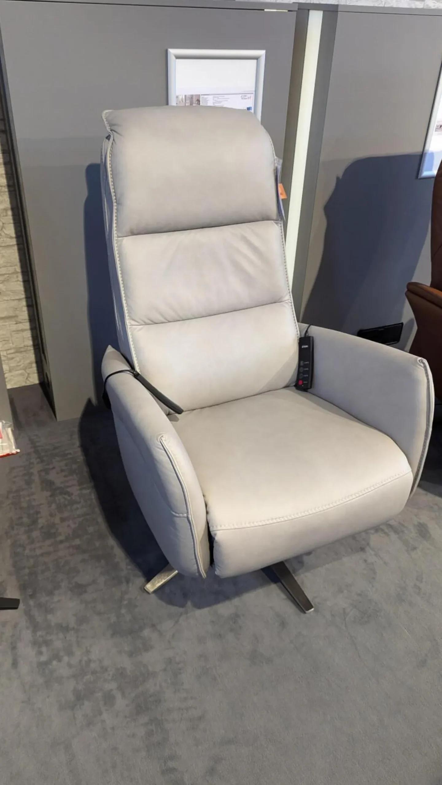 Hukla Relaxsessel|Sessel Hathi Leder Vivre Alu Grau Fuß V4 Edelstahl Mit Verstellung 2 Motorisch Und Aufstehhilfe Sowie Sitz und Rückenheitzung