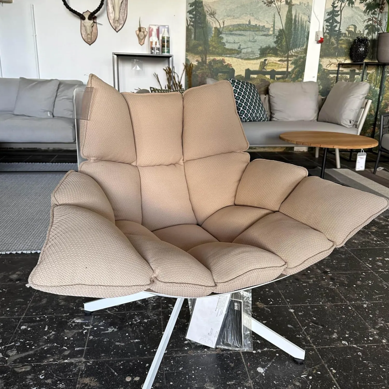 B&B Italia Loungesessel|Sessel Husk Outdoor Mit Armlehne Bezug Stoff Sila Altrosa Gestell Aluminium Weiß Lackiert