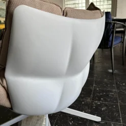 B&B Italia Loungesessel|Sessel Husk Outdoor Mit Armlehne Bezug Stoff Sila Altrosa Gestell Aluminium Weiß Lackiert