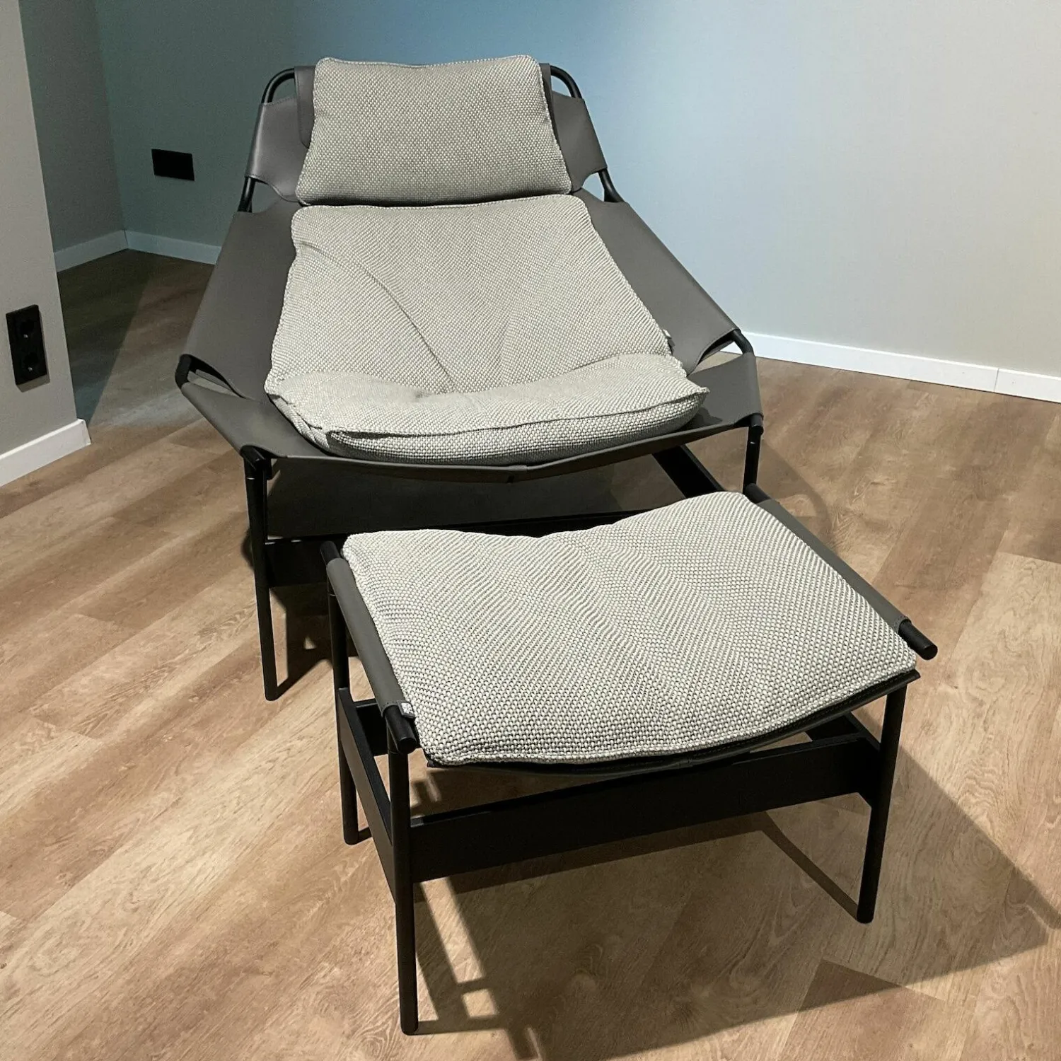 Rolf Benz Loungesessel|Sessel Jack 565 Rücken Kernleder 75 Anthrazit Sitz Stoff 24 511 Staubgrau Gestell Stahl Schwarz Inklusive Hocker