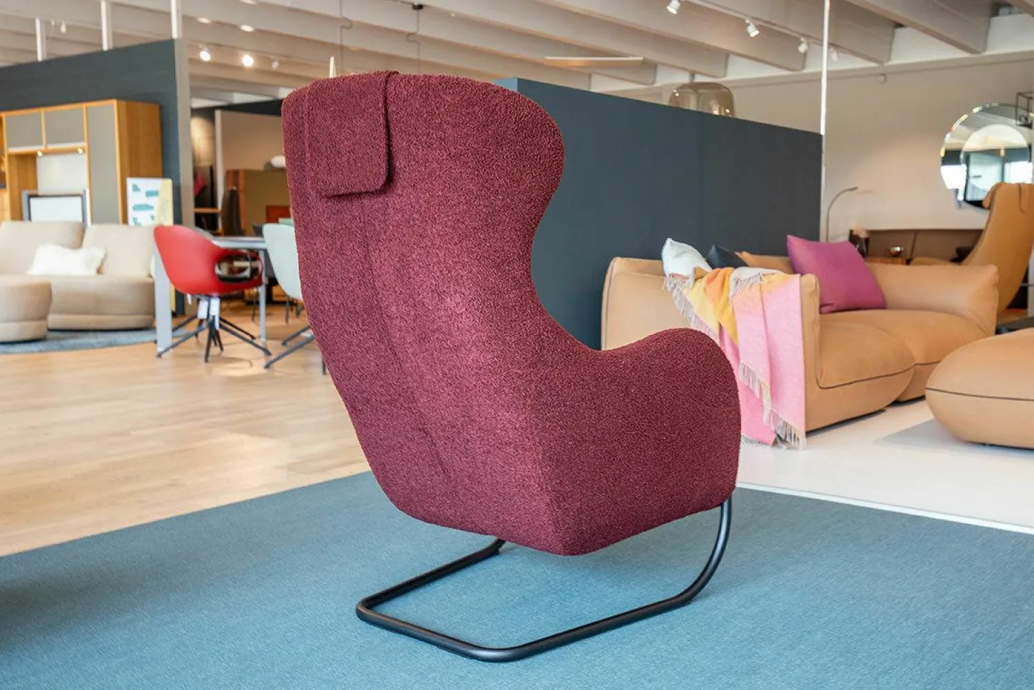 Wittmann Relaxsessel|Sessel Jolly Stoff Hug Me 010 Weinrot Gestell Schwarz Grau Pulverbeschichtet mit Kopfkissen