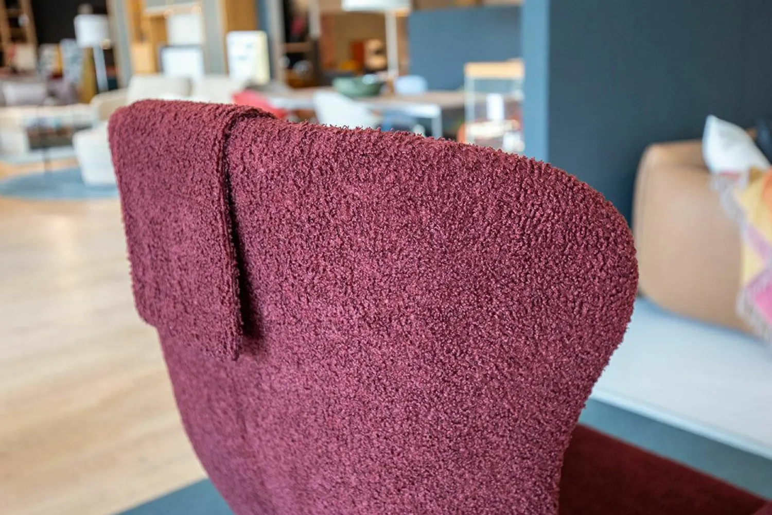 Wittmann Relaxsessel|Sessel Jolly Stoff Hug Me 010 Weinrot Gestell Schwarz Grau Pulverbeschichtet mit Kopfkissen