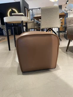 Christine Kröncke Loungesessel|Sessel Lilou Stoff Zoe 023 Terra Grau Braun Kopfteilkissen Leder Nappa Havanna Braun Gestell Metall Mit Hocker Derby Leder Nappa Havanna Braun Mit Ledenkissen