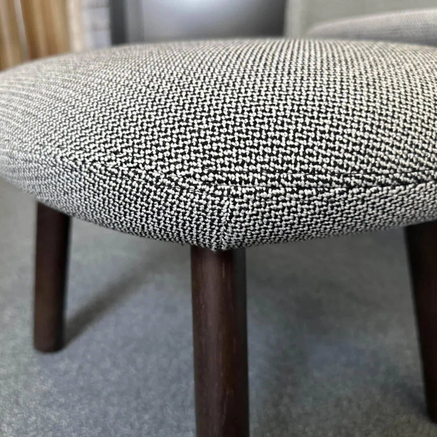 Vitra Relaxsessel|Sessel Lounge Chair HAL Stoff Credo 120 Salt'n Pepper Schwarz Weiß Untergestell Eiche Dunkel Mit Ottoman