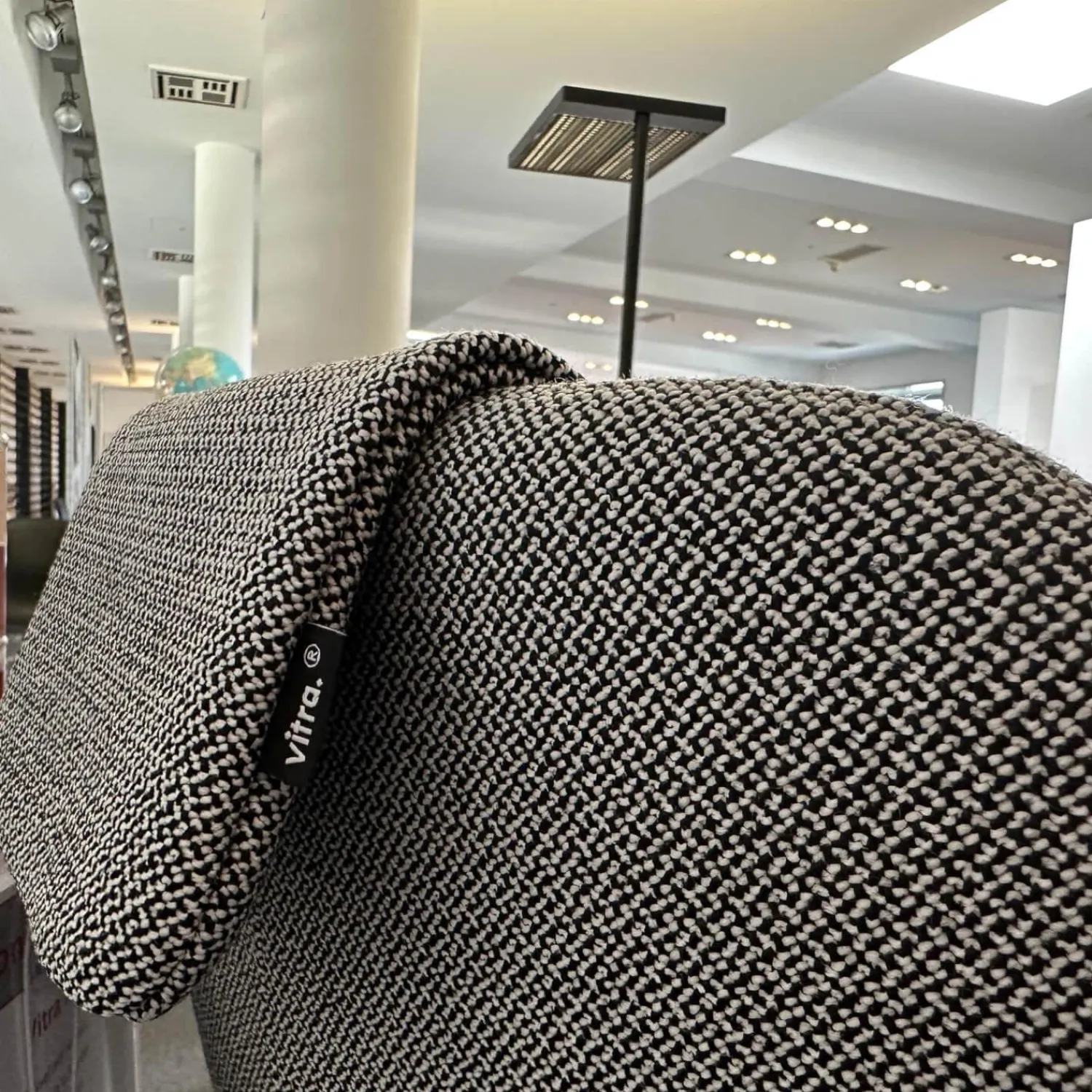 Vitra Relaxsessel|Sessel Lounge Chair HAL Stoff Credo 120 Salt'n Pepper Schwarz Weiß Untergestell Eiche Dunkel Mit Ottoman