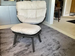 DEDON Loungemöbel|Sessel Mbrace Kissen Stoff Natura Off White Weiß Geflecht Arabica Braun Gestell Aluminium Black Pepper Schwarz Inklusive Hocker