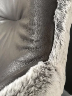Paul Lindberg Loungesessel|Sessel Minu Sitzfläche Leder Elegance Anthrazit Rücken Webpelzbezug Eisbär Grey Grau Füße Schwarz Pulverbeschichtet Mit Hocker