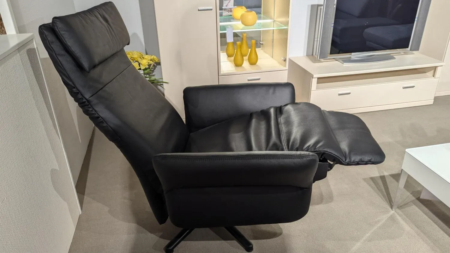 Gruber Relaxsessel|Sessel PTV 1780 Leder Napoli 0500 Schwarz Füße Metall Schwarz Mit Manuell Verstellbarer Fußablage