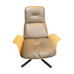 Prostoria Relaxsessel|Sessel Rei Leder Pietra Divina 80 Umbra Beige Schale Eiche Natur Drehgestell Metall Schwarz Pulverbeschichtet Neigbar