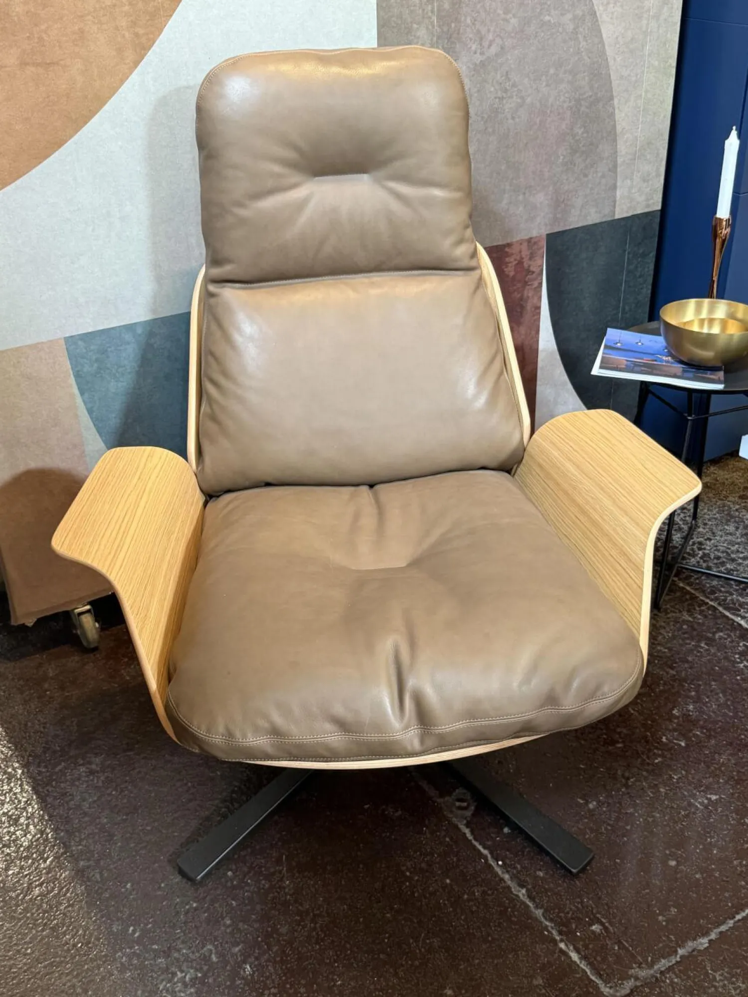 Prostoria Relaxsessel|Sessel Rei Leder Pietra Divina 80 Umbra Beige Schale Eiche Natur Drehgestell Metall Schwarz Pulverbeschichtet Neigbar