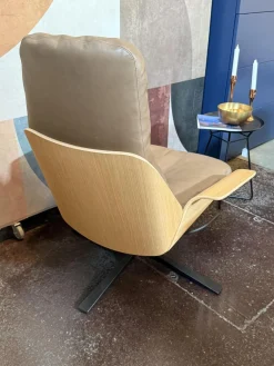 Prostoria Relaxsessel|Sessel Rei Leder Pietra Divina 80 Umbra Beige Schale Eiche Natur Drehgestell Metall Schwarz Pulverbeschichtet Neigbar