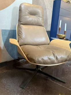 Prostoria Relaxsessel|Sessel Rei Leder Pietra Divina 80 Umbra Beige Schale Eiche Natur Drehgestell Metall Schwarz Pulverbeschichtet Neigbar