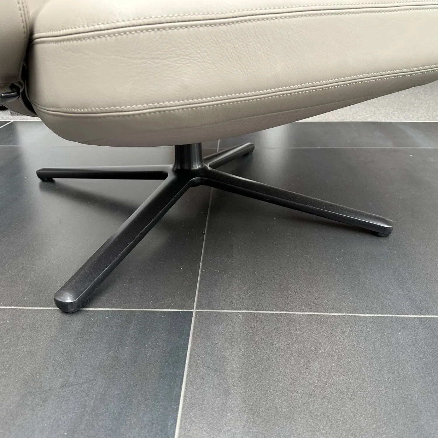 Vitra Relaxsessel|Sessel Repos Leder L50 Premium F Sand Beige Gestell Basic Dark Schwarz