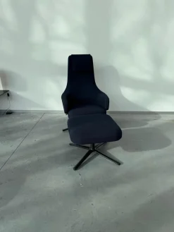 Vitra Relaxsessel|Sessel Repos Stoff Credo 08 Dunkelblau Schwarz Gestell Metall Basic Dark Pulverbeschichtet Inklusive Hocker