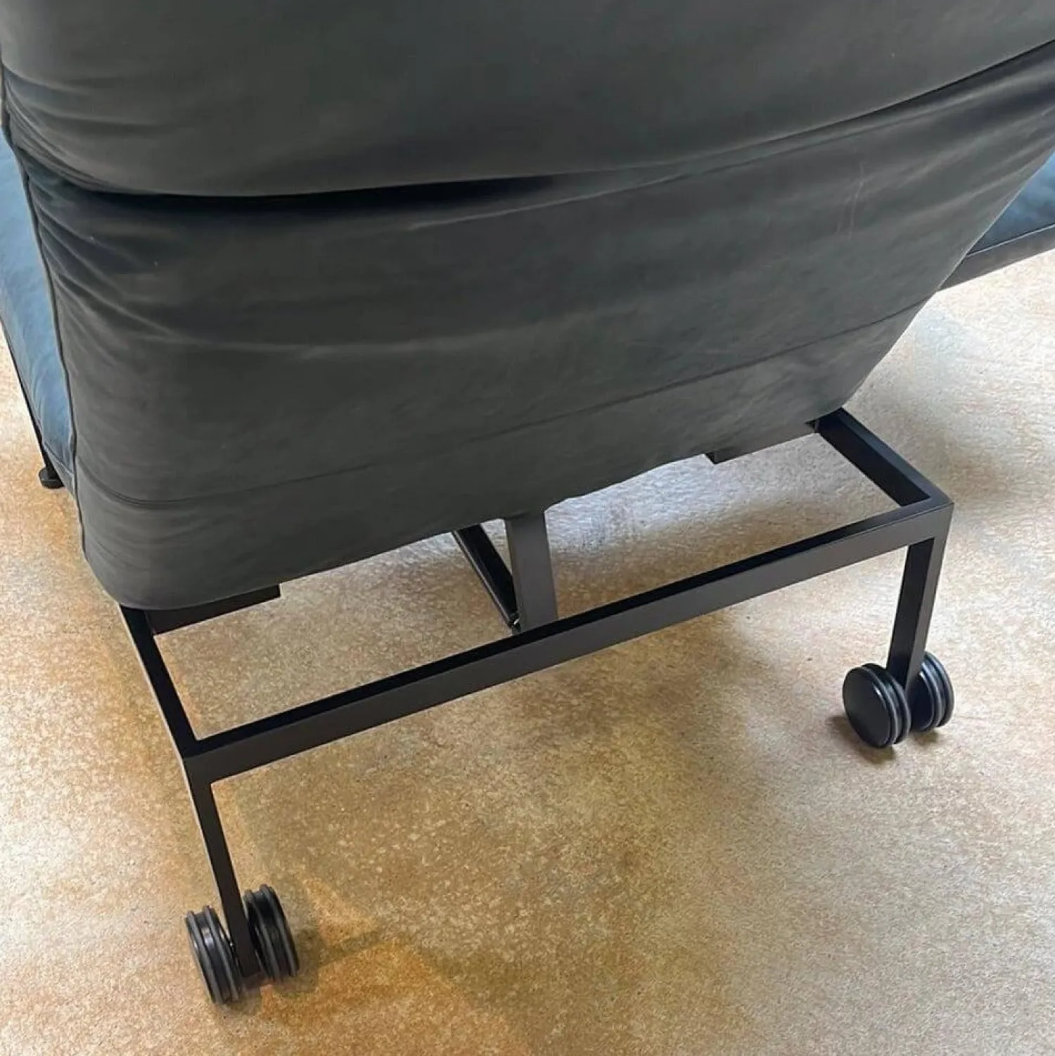 Brühl Loungesessel|Sessel Roro Small Leder Glove Schwarz Gestell Schwarz Pulverbeschichtet Mit Rollen Schwarz