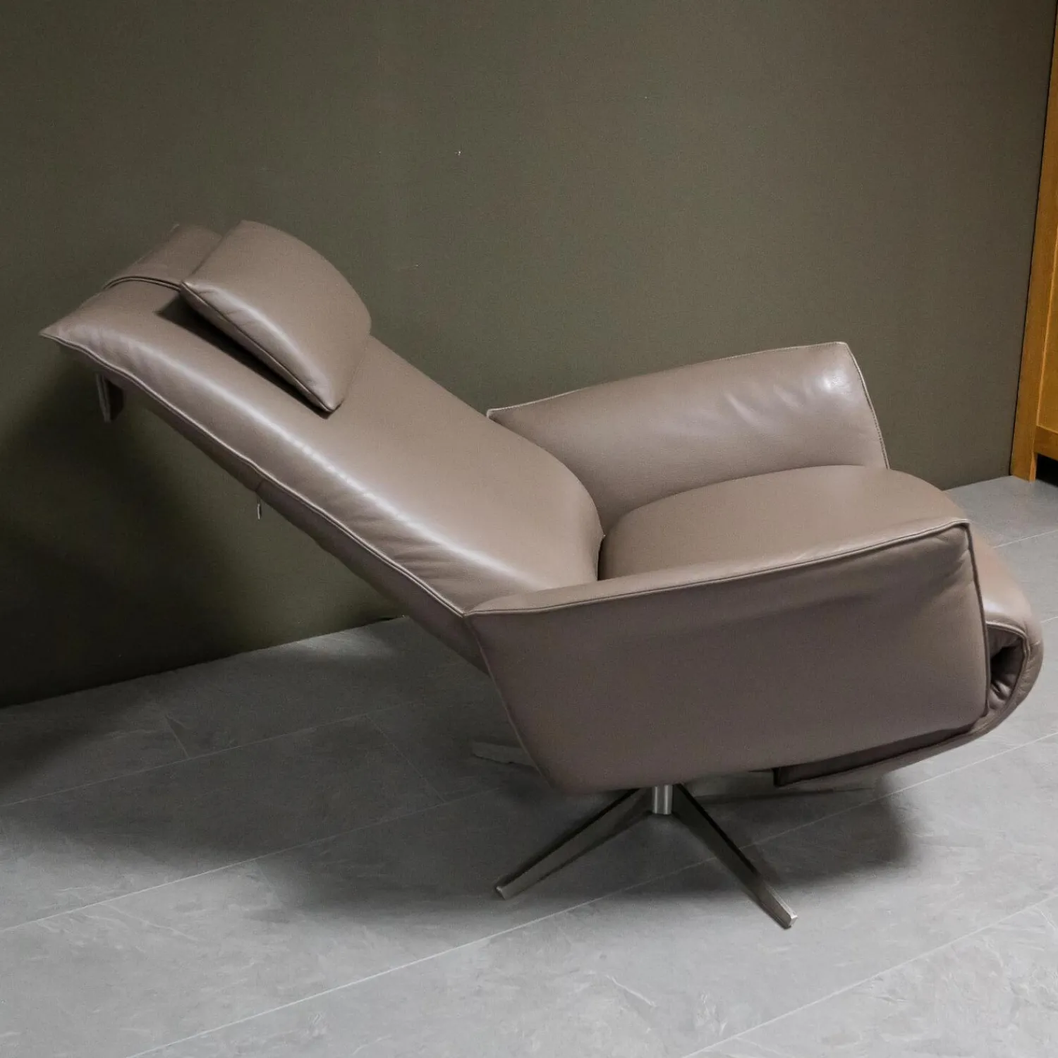 Koinor Relaxsessel|Sessel Star M Leder A-Tara Soft Latino Beige Grau Sternfuß Metall Nicke Satin Inklusive Nackenkissen