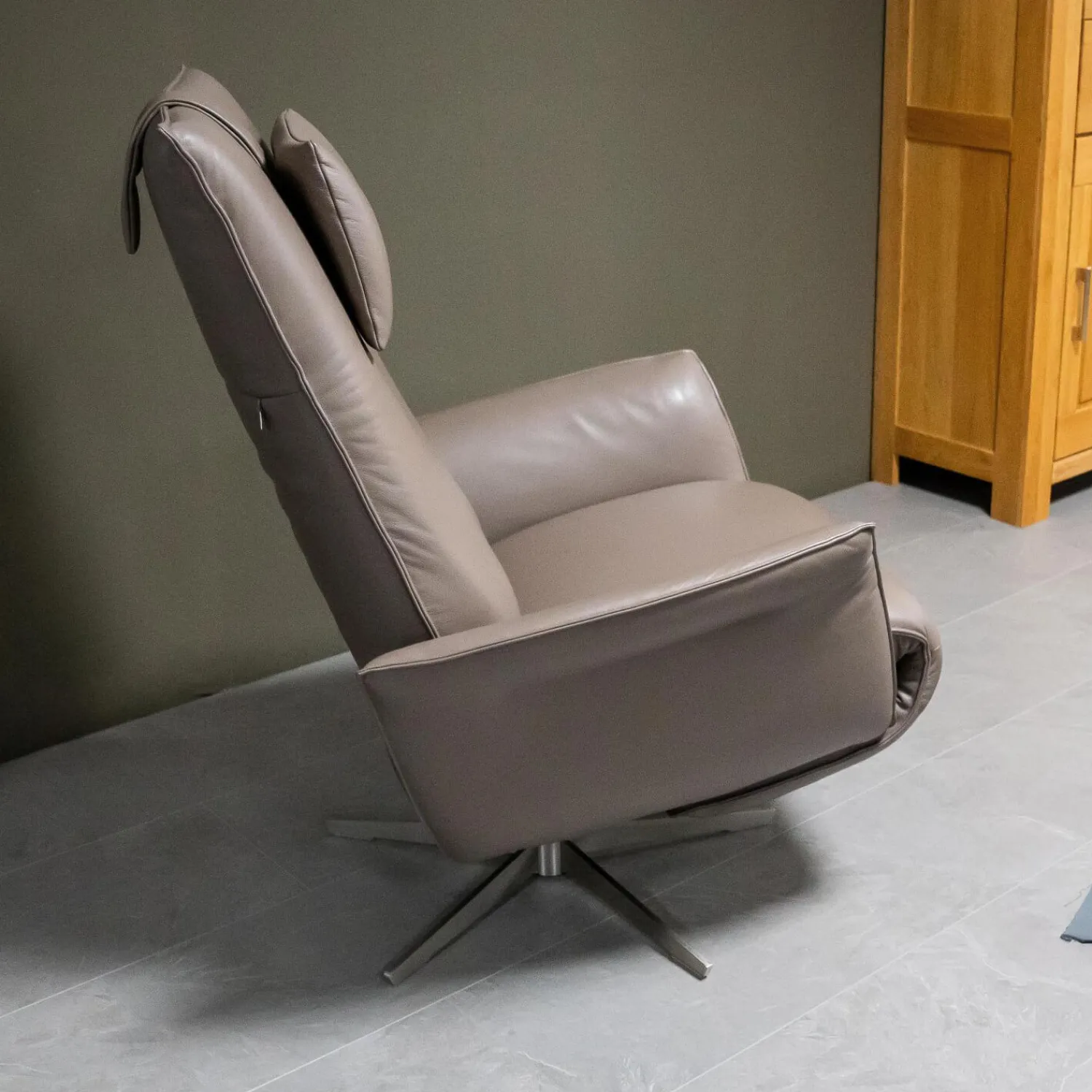 Koinor Relaxsessel|Sessel Star M Leder A-Tara Soft Latino Beige Grau Sternfuß Metall Nicke Satin Inklusive Nackenkissen