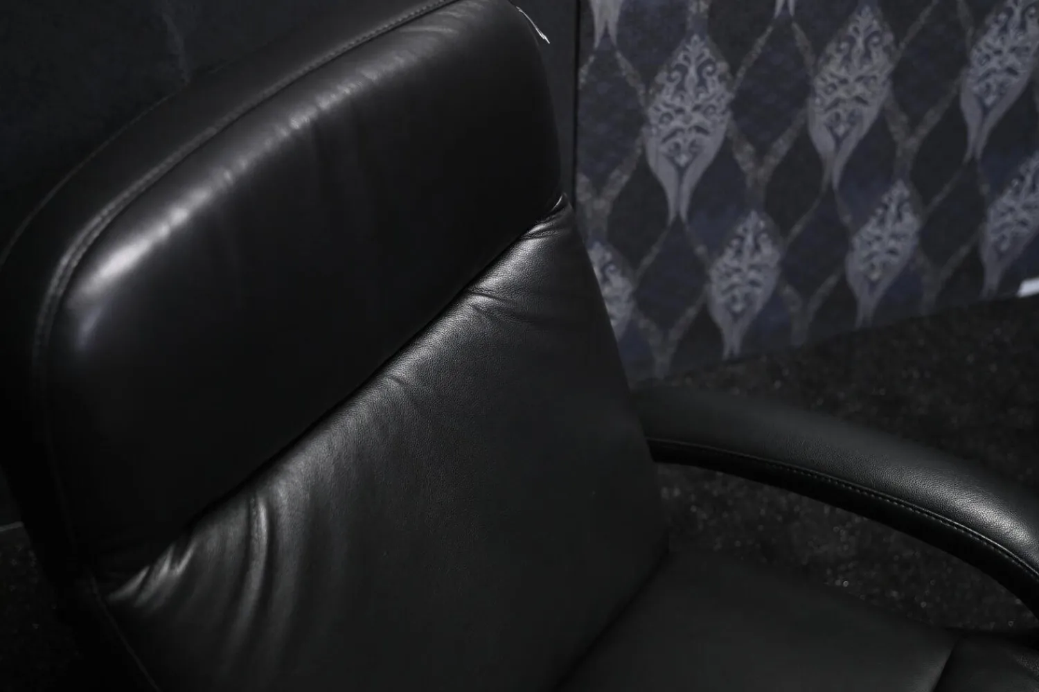 Elastoform Relaxsessel|Sessel Ted Leder 052-71 Schwarz mit Manueller Relaxfunktion und Ablagetisch