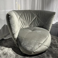 Bretz Loungesessel|Sessel Teratai aus Stoff 66 8480 Eisgrau Tellerfuß Teilpoliert Inklusive Hocker