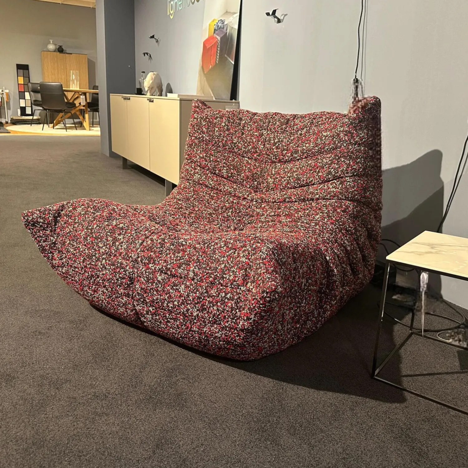 Ligne Roset Loungesessel|Sessel Togo Edition Stoff Atom Confettis Rot Schwarz Weiß